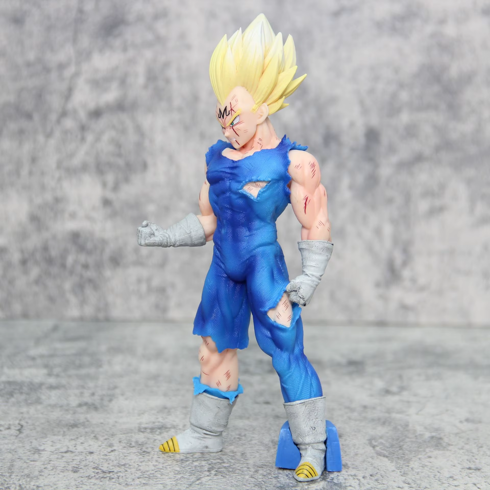 Dragon Ball Z Super Saiyan Prince Vegeta Figure Handpiece Magical Standing Postu